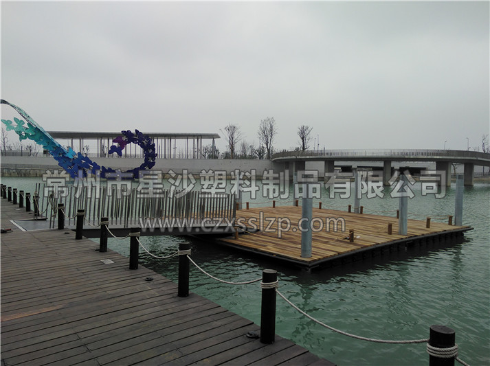 常州市星沙塑料制品有限公司客戶案例-蘇州天鵝湖浮筒平臺1