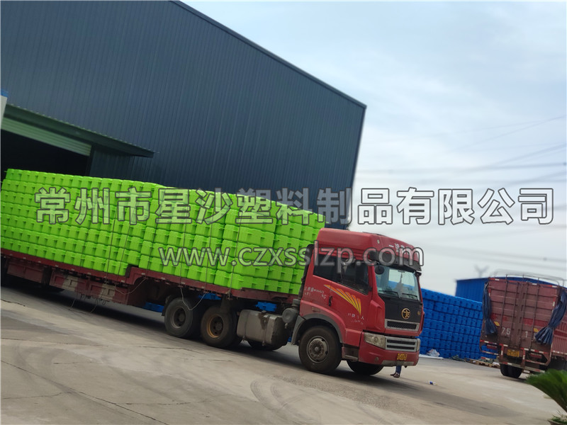 常州市星沙塑料制品有限公司-熒光綠淺藍色浮筒發(fā)往湖北10