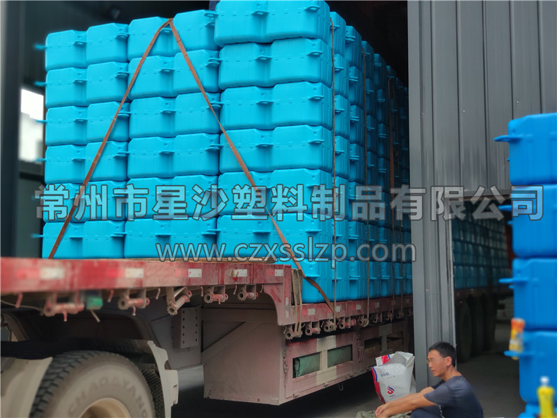 常州市星沙塑料制品有限公司-熒光綠淺藍色浮筒發(fā)往湖北8
