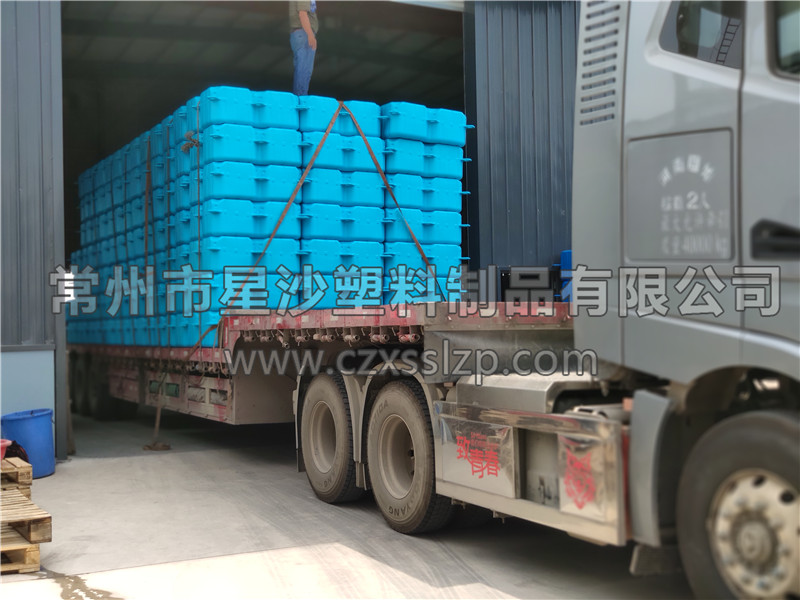常州市星沙塑料制品有限公司-熒光綠淺藍色浮筒發(fā)往湖北20