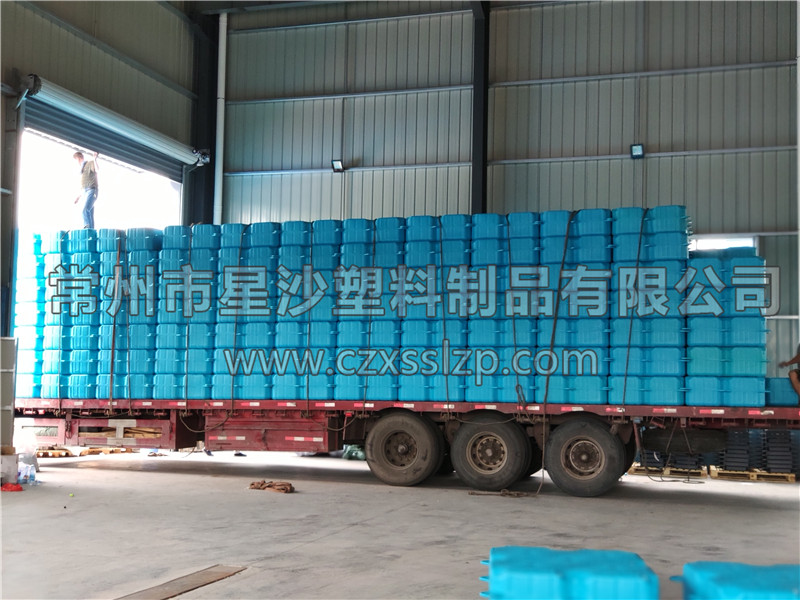 常州市星沙塑料制品有限公司-熒光綠淺藍色浮筒發(fā)往湖北21