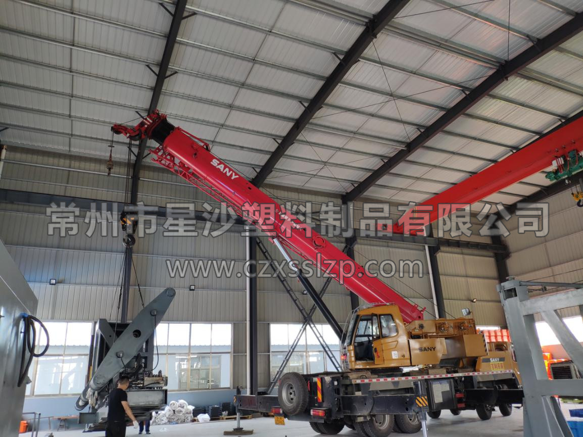 工作人員合作無(wú)間，正在進(jìn)行吹塑機(jī)卸車(chē)工作3