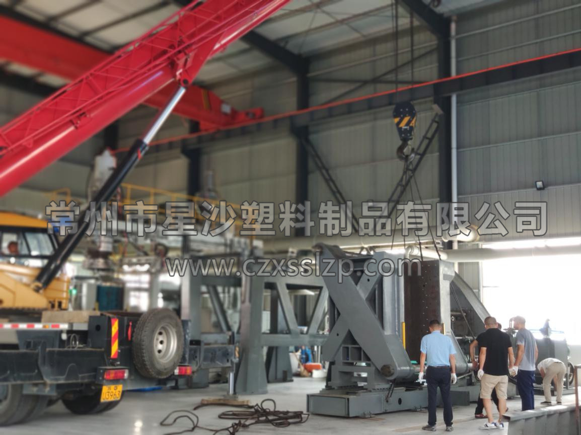工作人員合作無(wú)間，正在進(jìn)行吹塑機(jī)卸車(chē)工作4