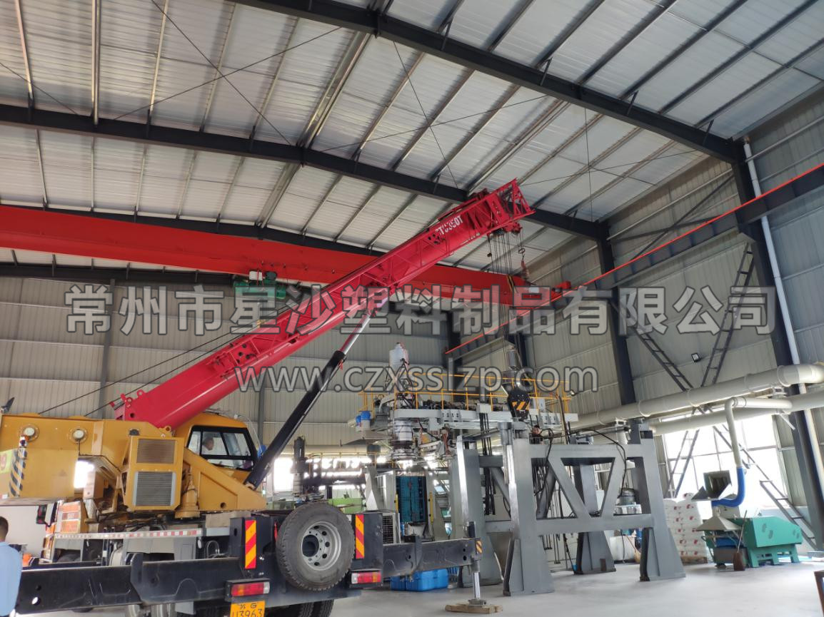 工作人員合作無(wú)間，正在進(jìn)行吹塑機(jī)卸車(chē)工作2
