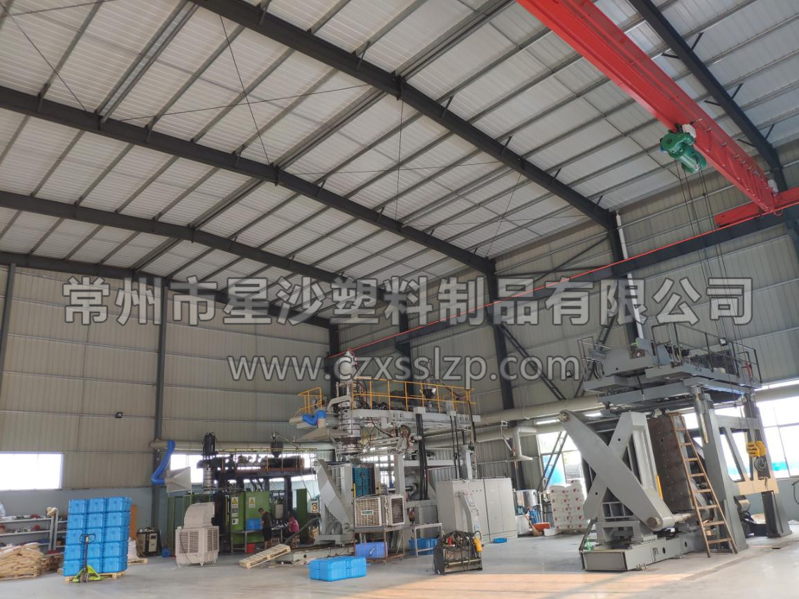 工作人員合作無(wú)間，正在進(jìn)行吹塑機(jī)卸車(chē)工作6