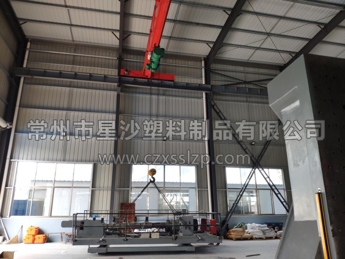 工作人員合作無(wú)間，正在進(jìn)行吹塑機(jī)卸車(chē)工作5
