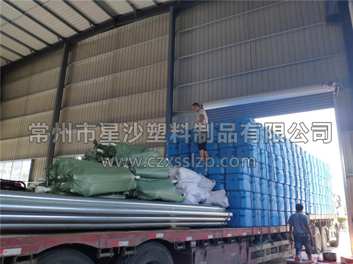 本次采購水上木屋浮筒所需配件：護欄和鋼管樁等已經包裝完畢，正在進行裝車。
