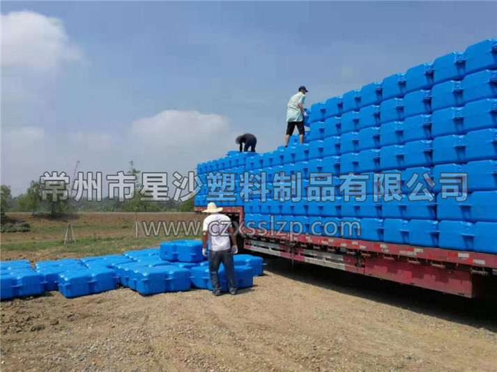 圖為水上木屋浮筒當天發貨后，安全抵達安徽亳州安裝地，工人們正在進行卸車作業。