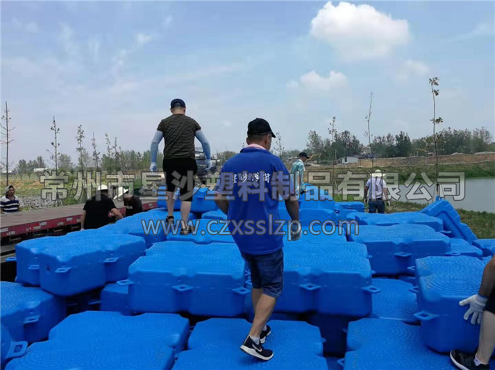 圖為水上木屋浮筒當天發貨后，安全抵達安徽亳州安裝地，工人們正在進行卸車作業2