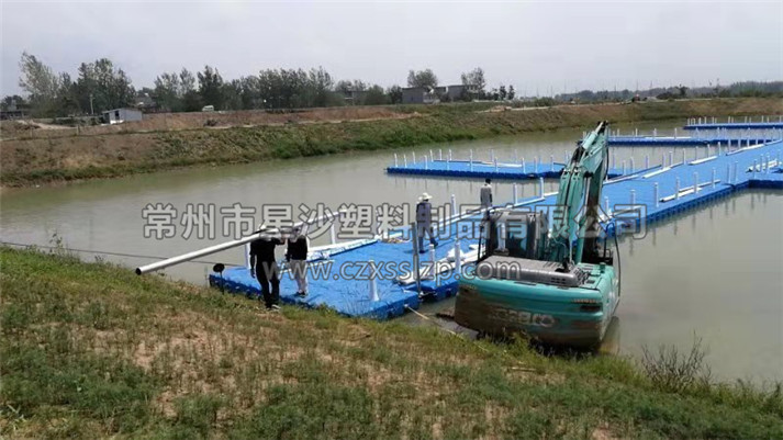 水上木屋浮筒平臺已經按照圖紙要求安裝完畢，圖為挖機正在進行鋼管打樁工作。