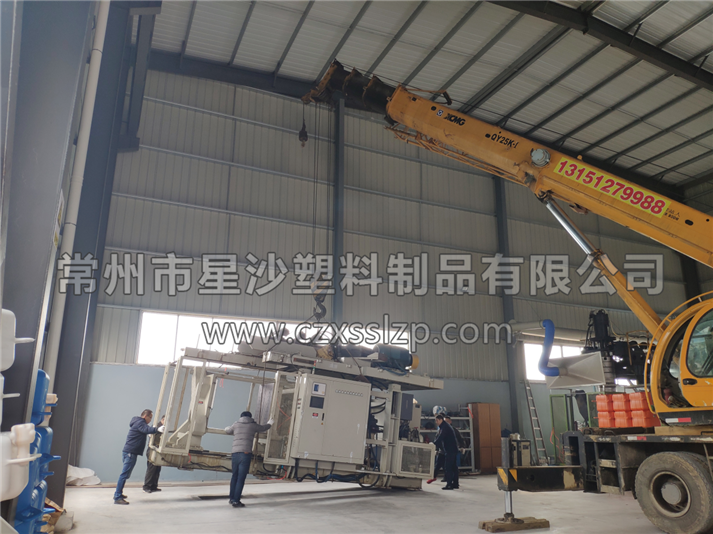 吹塑機(jī)在汽車(chē)吊師傅嫻熟的操作下，輕拿輕放，有條不紊的進(jìn)行卸車(chē)作業(yè)3