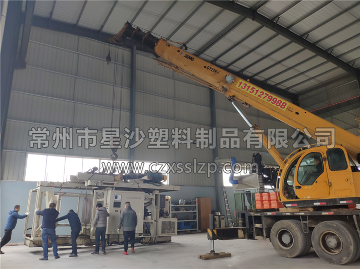 吹塑機(jī)在汽車(chē)吊師傅嫻熟的操作下，輕拿輕放，有條不紊的進(jìn)行卸車(chē)作業(yè)5