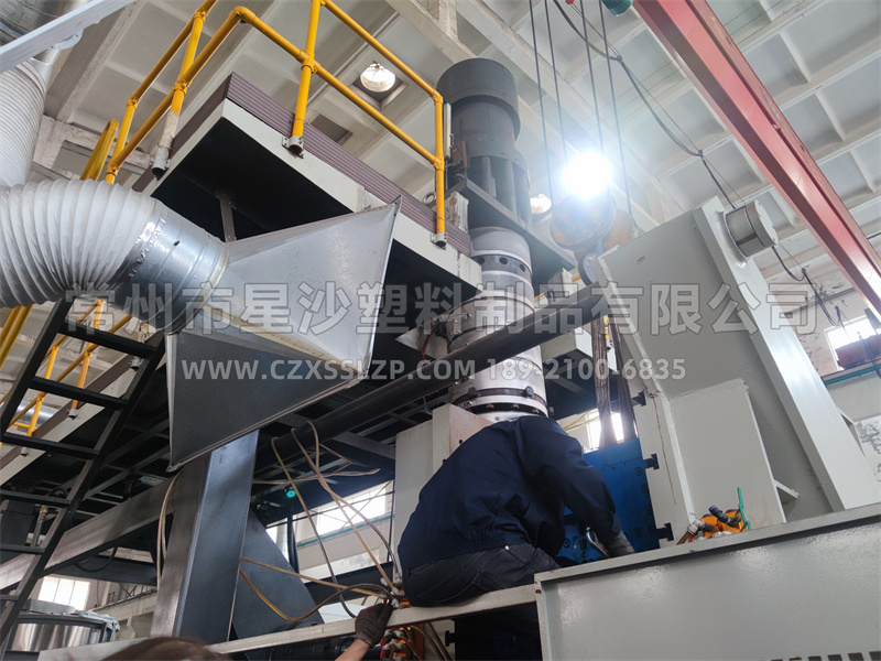 浮筒廠家技術人員更換模具2